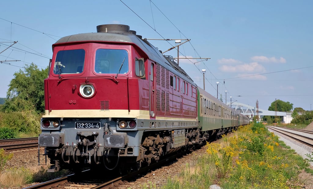 Eisenbahnfreunde können mit der legendären Diesellok „Ludmilla“ nach Berlin fahren. Der Zustieg ist auch in Bernburg möglich.