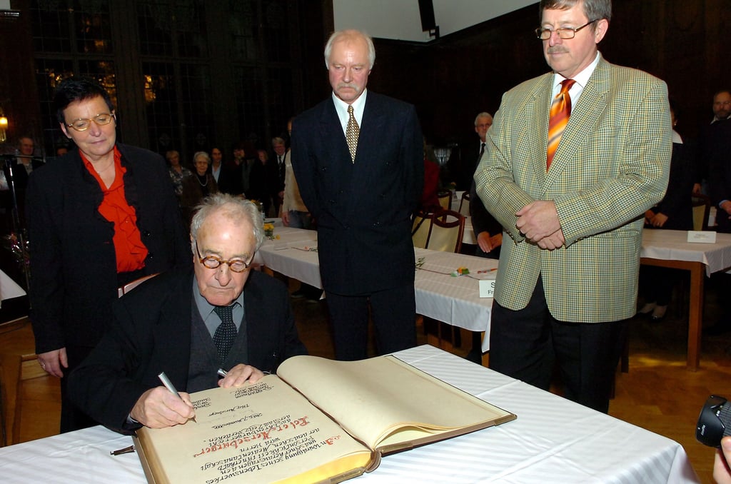 Im Herbst 2008 wurde der gebürtige Zeitzer Peter Merseburger Ehrenbürger der Stadt und trug sich in das Goldene Buch ein. Hier mit Rainhilde Beret, Roland Seidelt und Reinhard Sträßner (von links).