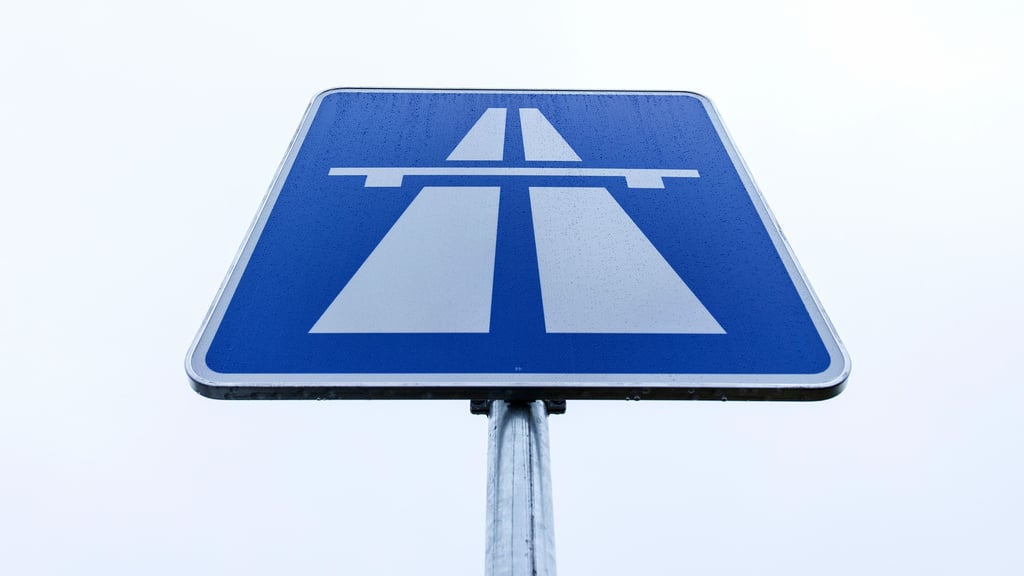 Wann stehen diese Schilder im östlichen Niedersachsen und damit nah am Altmarkkreis Salzwedel? Das Projekt A39 zwischen Wolfsburg und Lüneburg kommt nur schleppend voran.