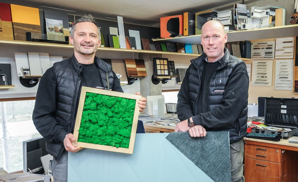 David Mühlmann (links) und Ronny Nauhardt zeigen einige Muster der in Poppel für den Hotel-Neubau der Skisprung- und Olympia-Legende entworfenen und später auch hergestellten Inneneinrichtung.