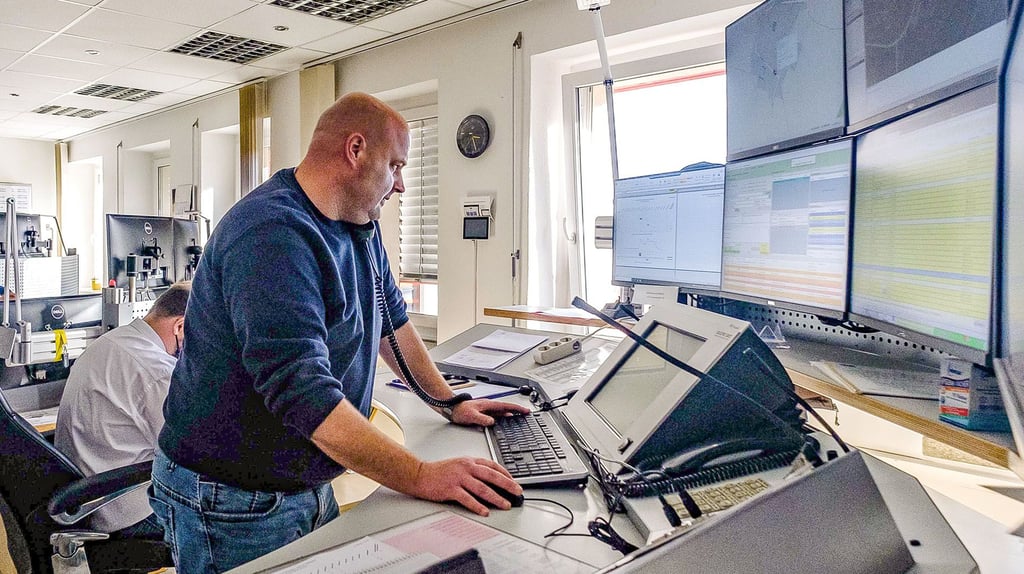 Maik Beyerlein (vorn) hatte am Donnerstagmorgen   in der  Einsatzleitstelle einen außergewöhnlichen Job.