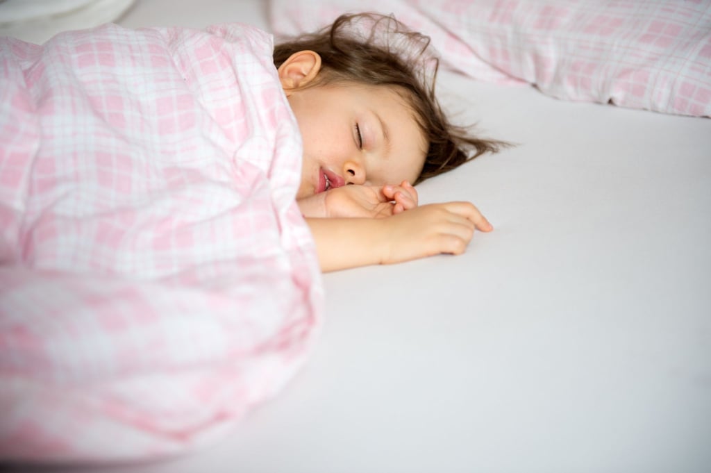 Viele Kinder schnarchen nachts. Kommt das häufig vor, sollte sich ein Kinderarzt oder eine Kinderärztin dies näher ansehen.