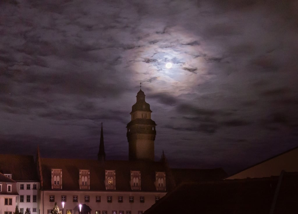 So romantisch das Zeitzer Rathaus auch in einer Vollmondnacht aussehen mag: Vor allem muss die Stadtverwaltung hier ihre Arbeit tun.