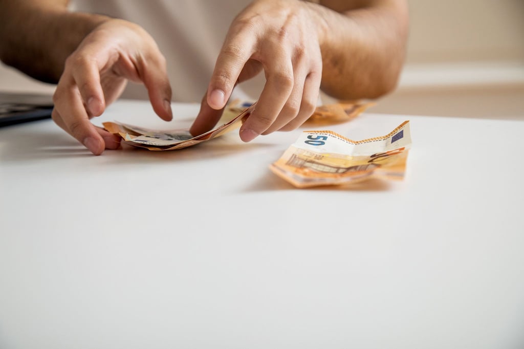 Wer vor Ablauf einer vereinbarten Bindungsfrist kündigt, muss Sonderzahlungen wie das Weihnachtsgeld unter Umständen an den Arbeitgeber zurückzahlen.