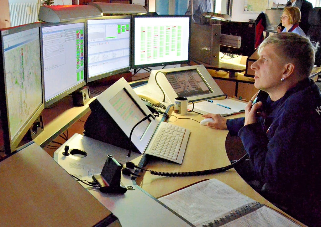 Disponenten der Rettungsleitstelle in Staßfurt an ihren Rechnern: Von hier aus werden alles Einsätze im Salzlandkreis koordiniert. Wird es in Zukunft eine Zusammenlegung mit dem Haus in Magdeburg geben?