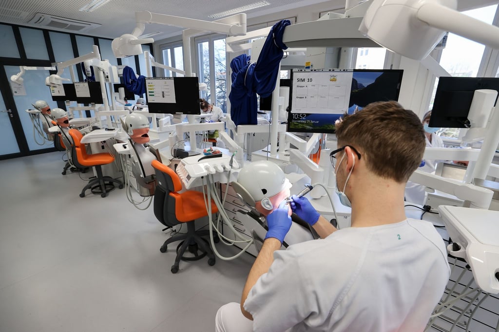 Ein Student der Zahnmedizin an der Universität Leipzig übt an einem „Phantompatienten“. Neben der fachlichen Zahnheilkunde soll hier in Zukunft auch Angst-Mangement gelehrt werden.