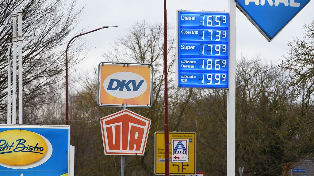 Derzeit explodieren die Spritpreise an den Tankstellen.
