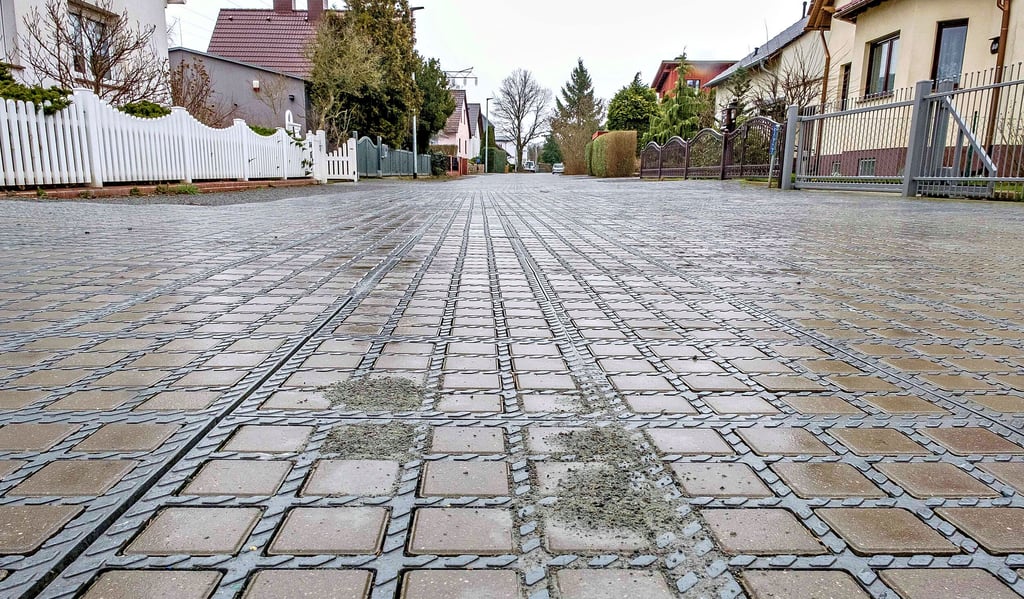 Ungewollt locker zeigt sich der Straßenbelag im „Roten Land“. Ein Anwohner berichtet sogar von herausspringenden Steinen.