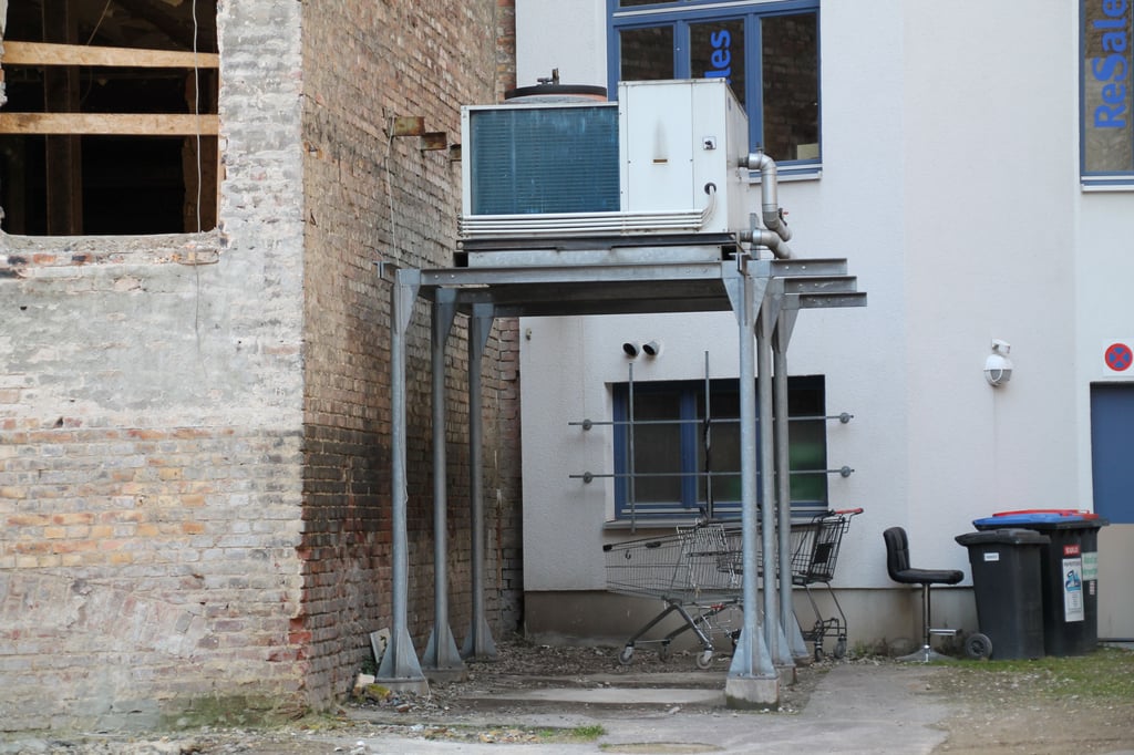 Unter dieser Heizanalge hatte ein Obdachloser sein Schlafquartier eingerichtet. Der Grundstuckseigentümer war aufgefordert worden, dessen Hinterlassenschaften zu beseitigen.