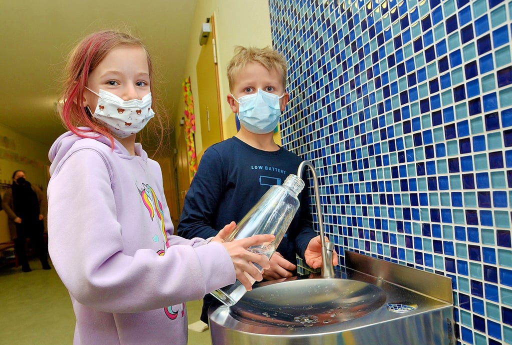 Leonie Möller und Benedikt Roitsch von der Gardelegener Wander-Grundschule waren die Ersten beim Ausprobieren am letzten Schultag vor den Ferien.