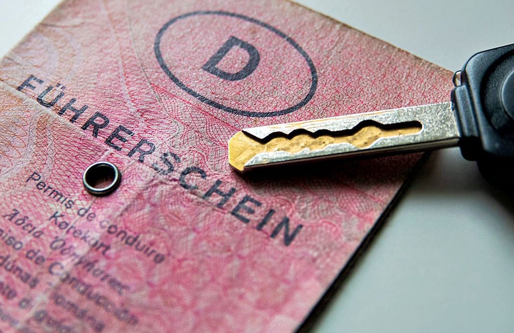 Diese alten Führerscheine müssen nach und nach gegen fälschungssichere ersetzt werden.