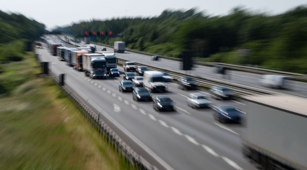 Platz da, jetzt komm' ich: Wann darf man eigentlich auf der Autobahn Lichthupe geben?