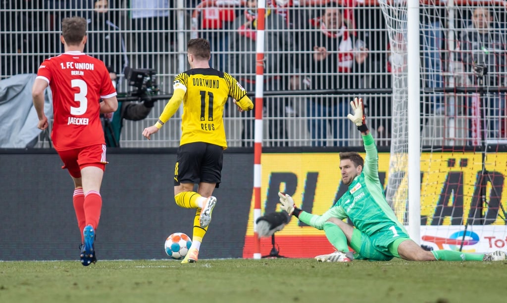 BVB-Kapitän Marco Reus (M) fordert mehr Konstanz und Stabilität in den Leistungen seines Teams bekommen.