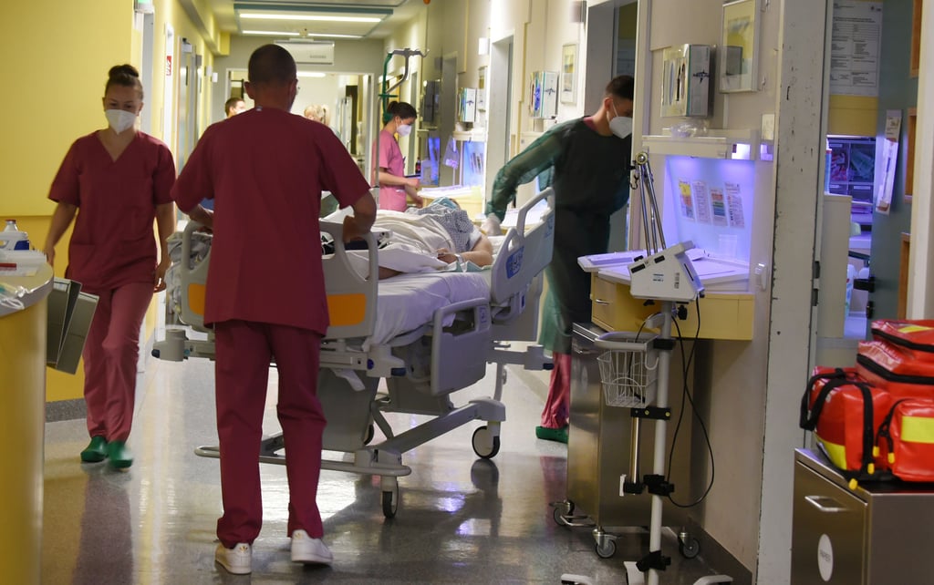 In den Krankenhäusern von Ameos sind derzeit einige Mitarbeitenden nach Corona-Erkrankungen ausgefallen.