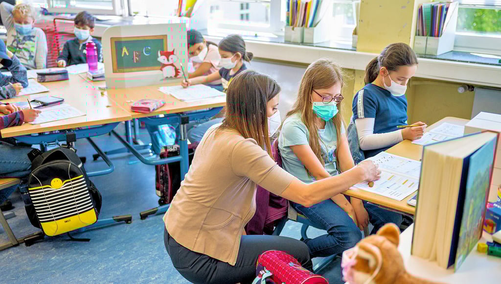 Sowohl die Maskenpflicht als auch die täglichen Coronatests werden die Schüler im Burgenlandkreis vorerst weiter begleiten.