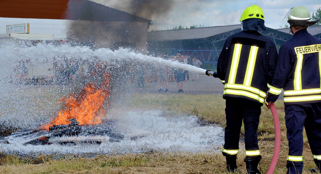 Mitglieder der freiwilligen Feuerwehr müssen viel Zeit in ihre Ausbildung investieren. Doch es geht nicht nur um das Löschen von Bränden. Wer Führungsaufgaben übernehmen möchte, muss bestimmte Lehrgänge absolvieren, um aufsteigen zu dürfen.