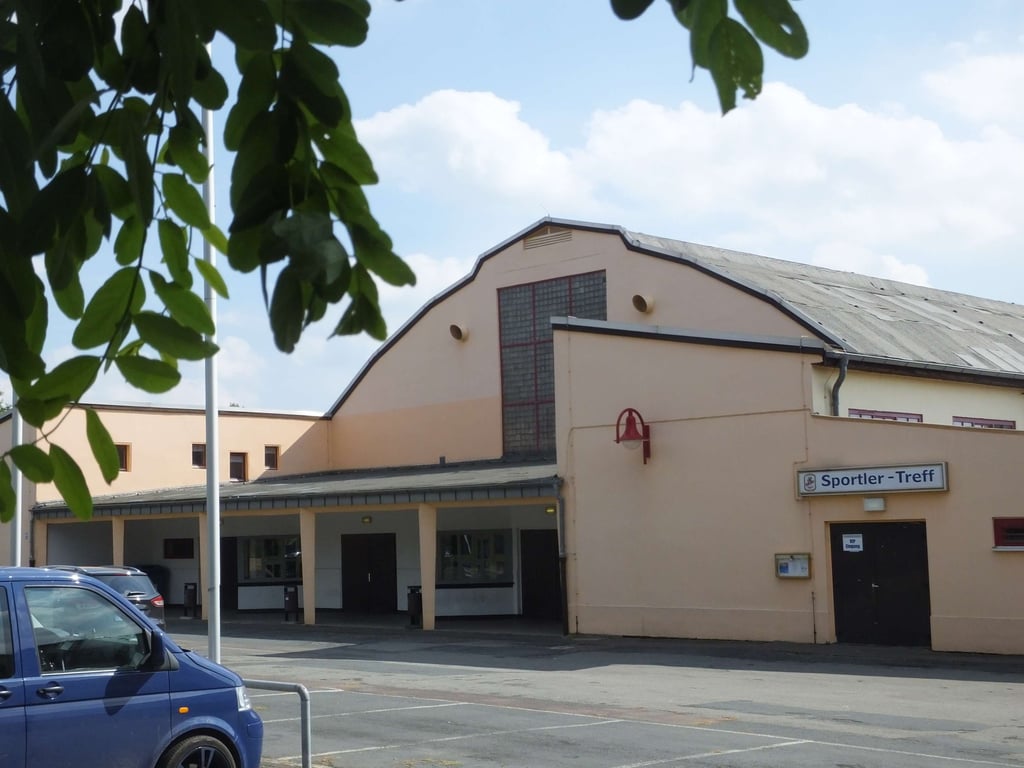 Blick auf die Hermann-Gieseler-Halle in Magdeburg: Die geschwungene Dachform ist für das Gebäude, das in diesem Jahr 100 Jahre alt wird, charakteristisch.