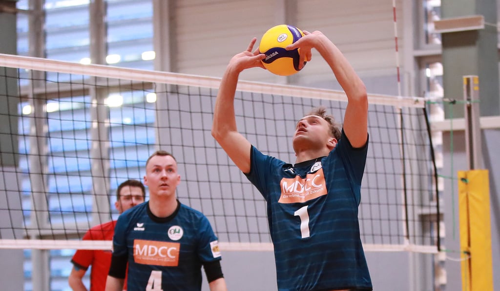 Ob nach außen, zur Mitte oder diagonal: Jan Seeger (r.) muss die Qualitäten und Wünsche seiner Angreifer kennen, um ihnen den Ball schlaggerecht zu servieren.