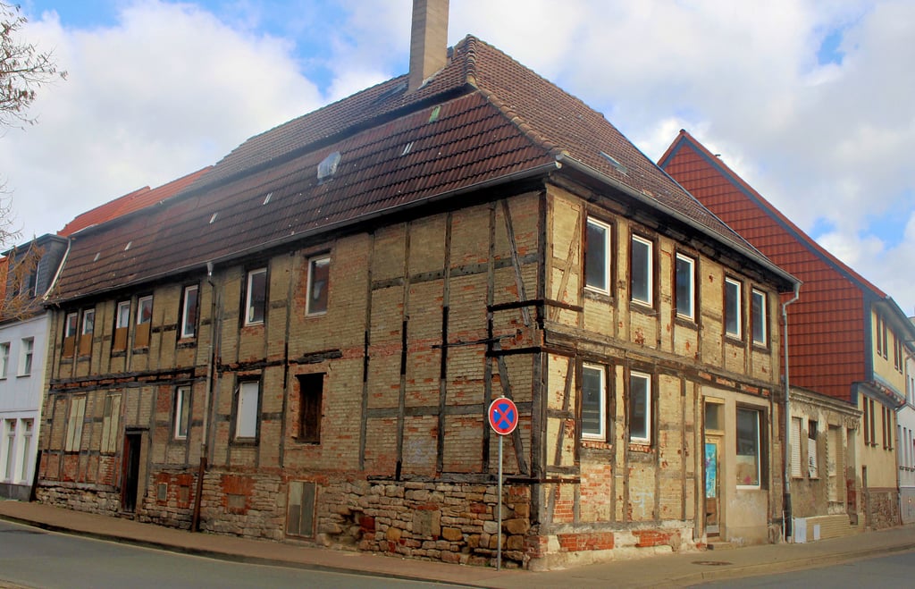 In unmittelbarer Nachbarschaft stehen an der Magdeburger Straße in Oschersleben zwei Häuser, die dringend saniert werden müssen. Die Nummer 14 (im Vordergrund) will Steffen Drabe erhalten, an der Nummer 16 (am rechten Bildrand) möchte Heribert Pasenau den Sockel zur Straßenseite sanieren.