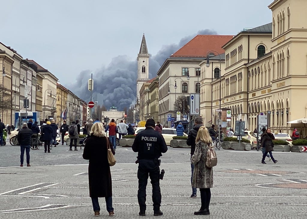 Rauchschwaden steigen über München auf.
