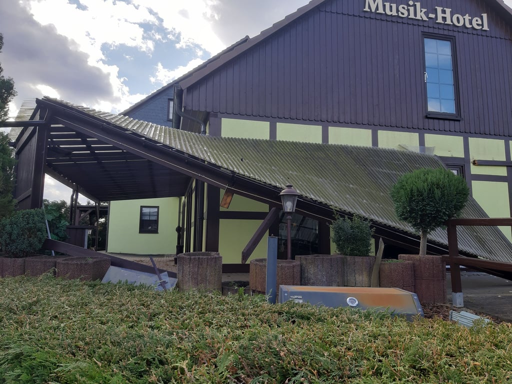 Das Dach des Biergartens am Jeßnitzer Musikhotel "Goldener Spatz" wurde durch das Sturmtief "Zeynep" stark beschädigt.