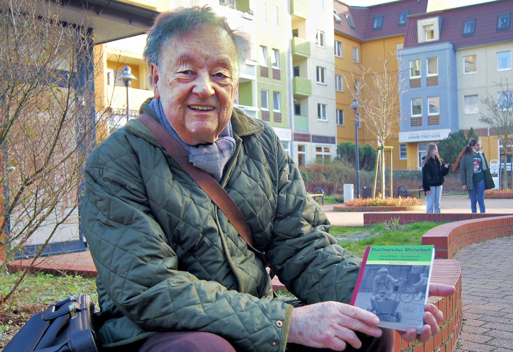 Karl Ulrich hat in seinem plattdeutschen Wörterbuch 10000 Wörter aus der Region Ostostfalen zusammengtragen. Das Buch hat 352 Seiten, ist illustriertkostet 15 Euro und ist über den Buchhandel erhältlich.