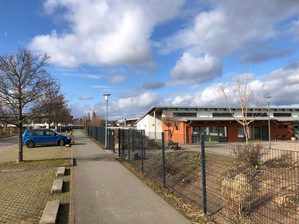 Am Schulcampus in Gernrode: rechts die Grundschule, hinten links die Gemeinschaftsschule.