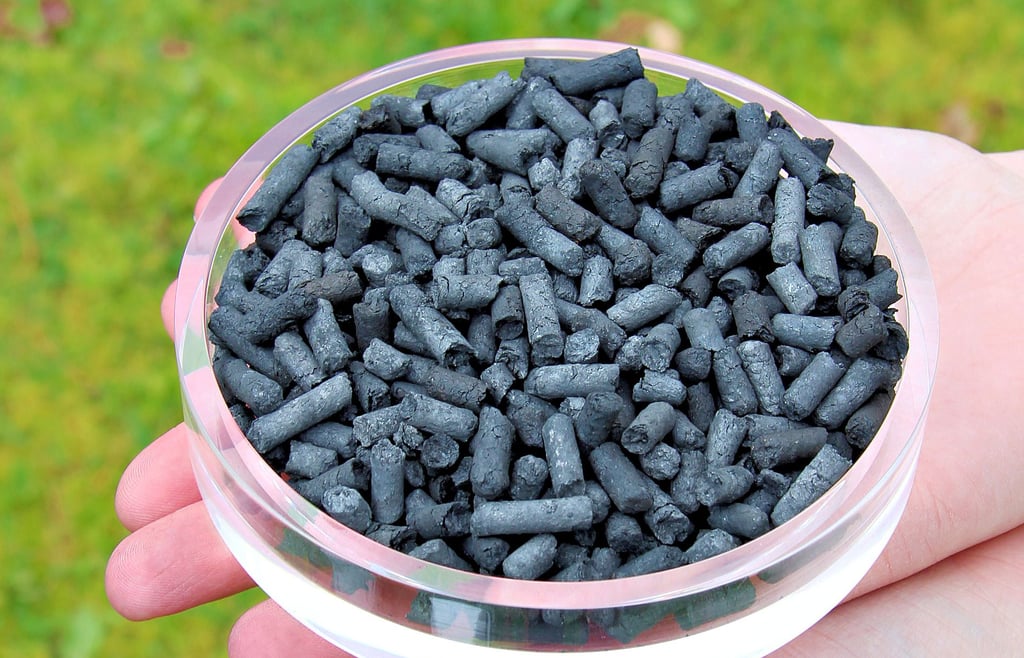 Solche Biokohle soll durch Pyrolyse unter anderem aus Grünabfall entstehen, der bei städtischen Grünpflegearbeiten anfällt. Das poröse Material wird wieder auf Grünflächen gebracht und bindet unter anderem Wasser im Boden. Wolmirstedt beteiligt sich am Modellprojekt.