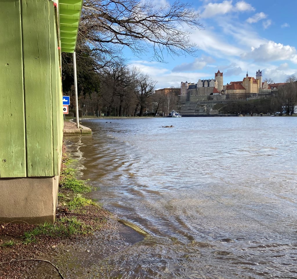 Das Wasser der Saale erreichte das Bernburger Ausflugslokal Reimann am Samstag (Foto), trockenen Fußes lässt es sich nicht mehr umrunden. Am Sonntag stieg der Wasserspiegel noch um 15 Zentimeter.