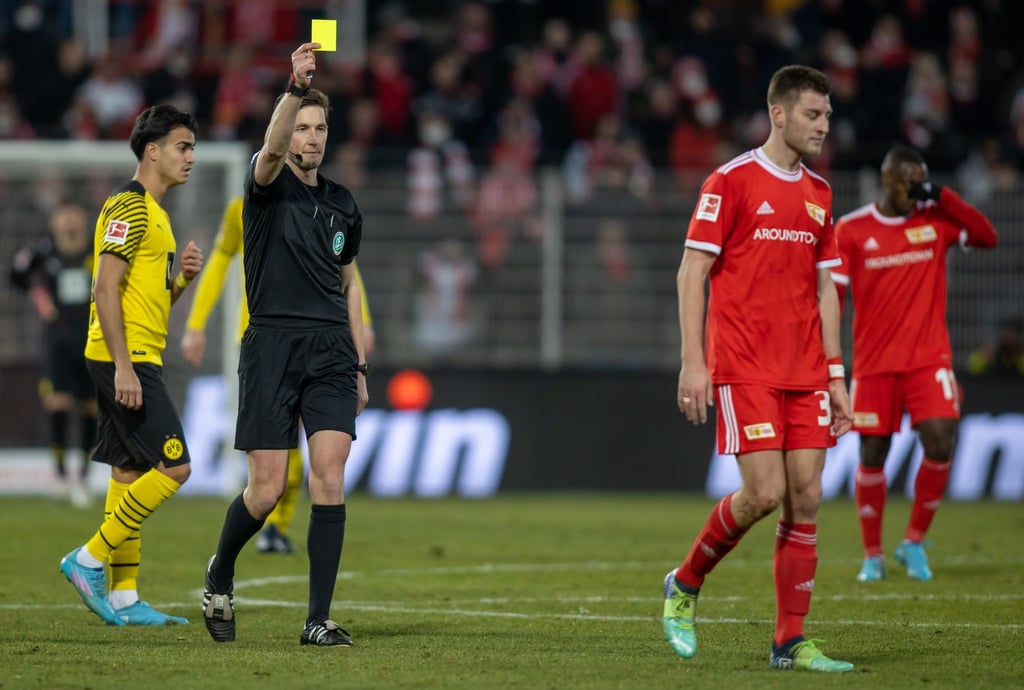 Unions Abwehrspieler Robin Knoche (2.v.r) fehlt wegen einer Sperre nach seiner fünften Gelben Karte gegen Arminia Bielefeld.