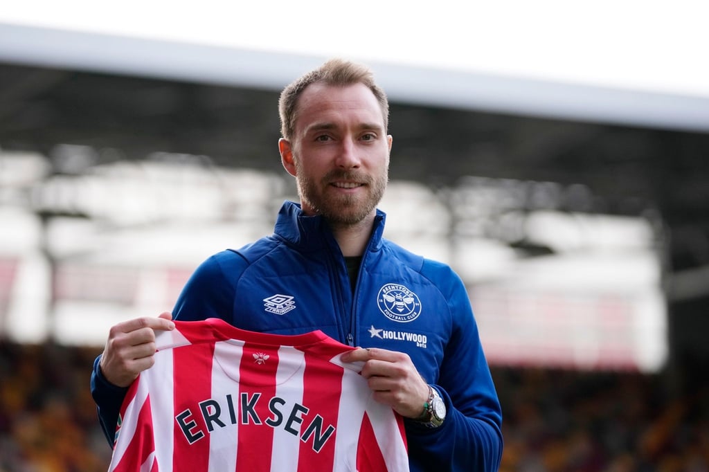 Brentfords dänischer Neuzugang Christian Eriksen hält bei seiner offiziellen Präsentation sein Trikot in den Händen.