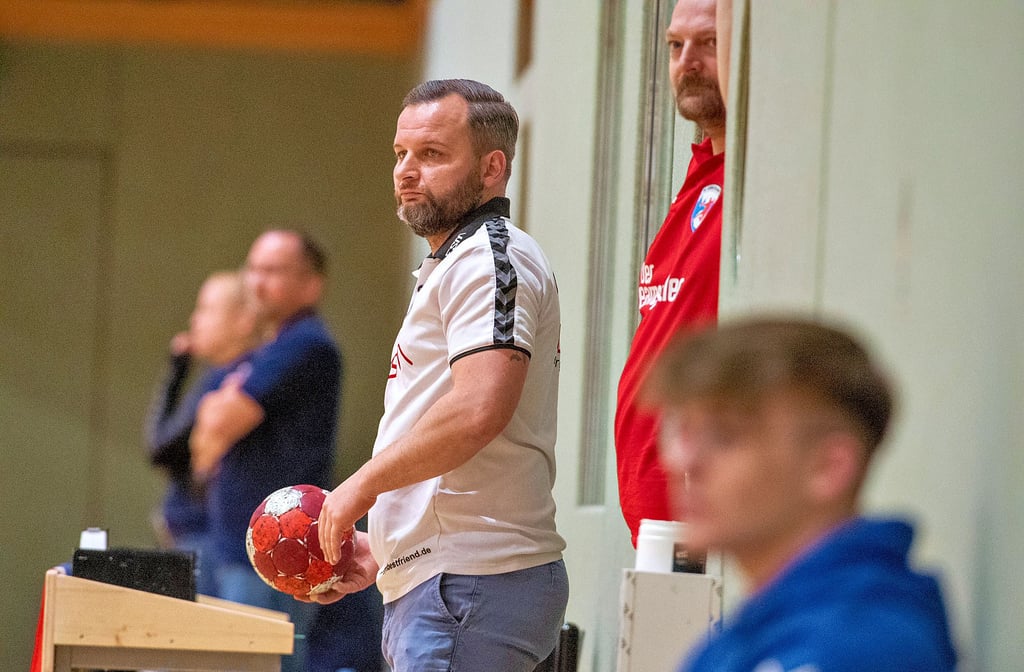 Steffen Baumgart, Coach des Drittligisten HC Burgenland, blickt skeptisch auf das Auswärtsspiel am Samstag in Northeim, das er coronabedingt mit einem Rumpfteam bestreiten muss.