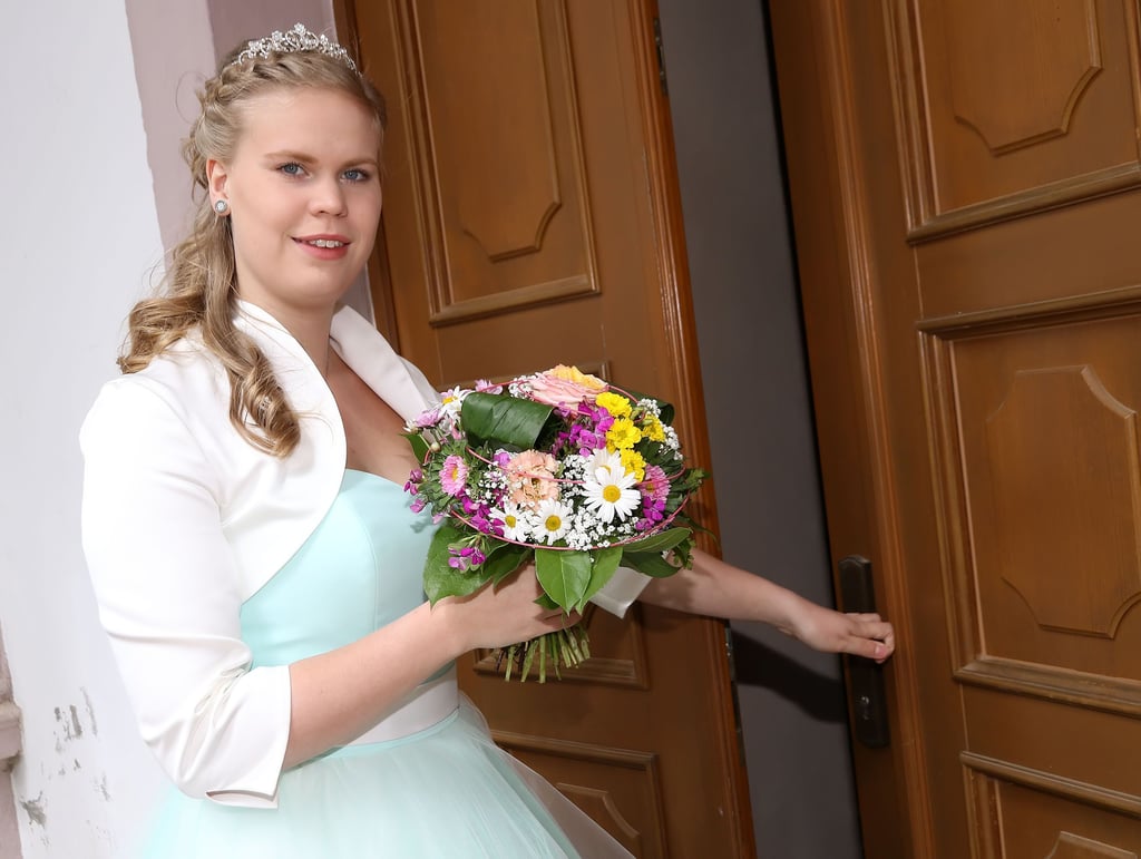 Für Roßlas Maikönigin Larissa I. wird eine Nachfolgerin gesucht. Larissa I. hat inzwischen ihre Krone wieder abgegeben.