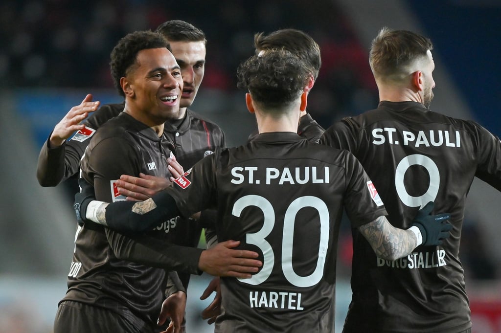Die Mannschaft von St. Pauli jubelt nach dem Treffer zum 0:1 gegen Regensburg