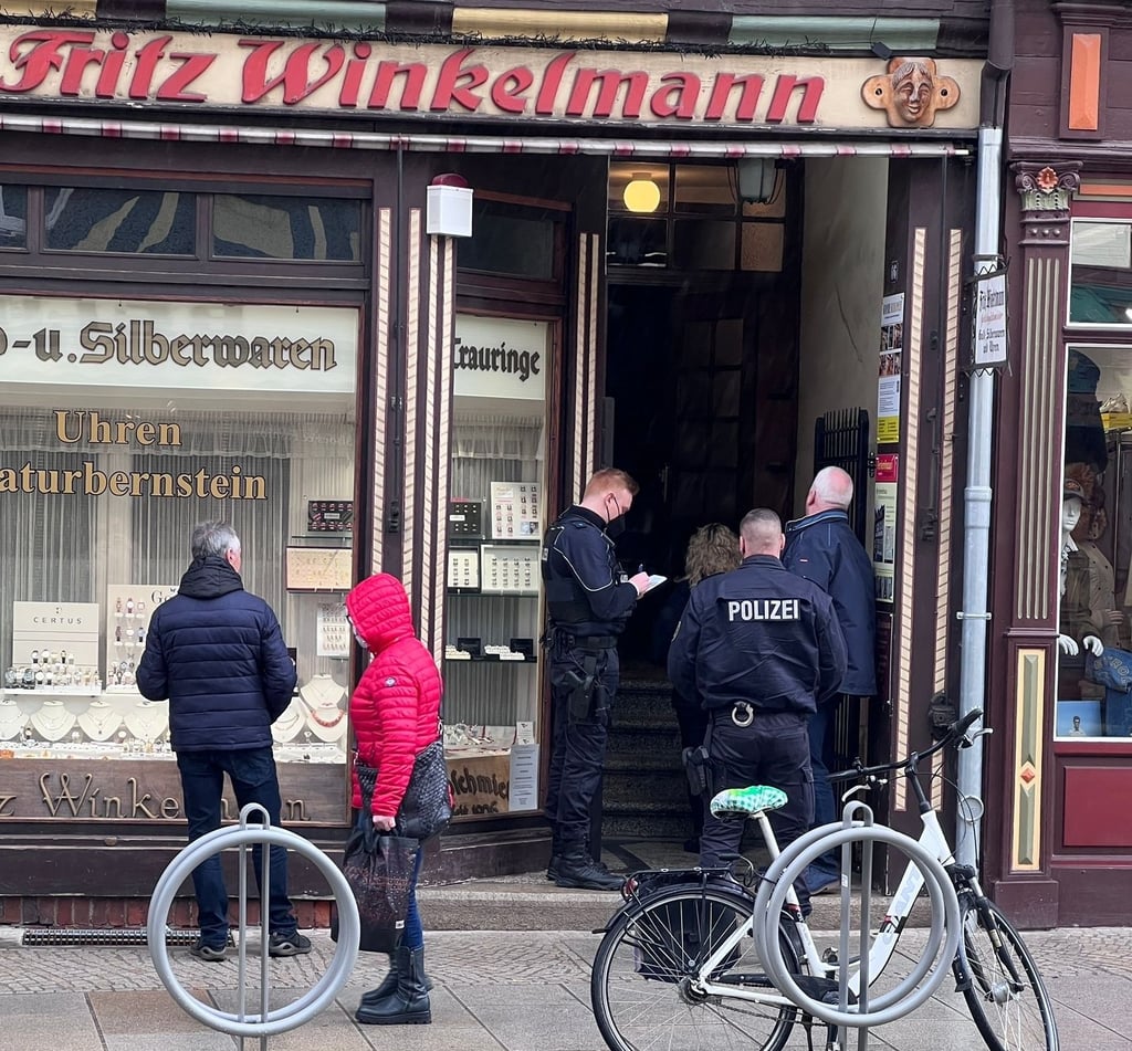 In der Nacht zum 18. Februar 2022 ist auf das Geschäft des Wernigeröder CDU-Kommunalpolitikers Matthias Winkelmann ein Anschlag verübt worden.