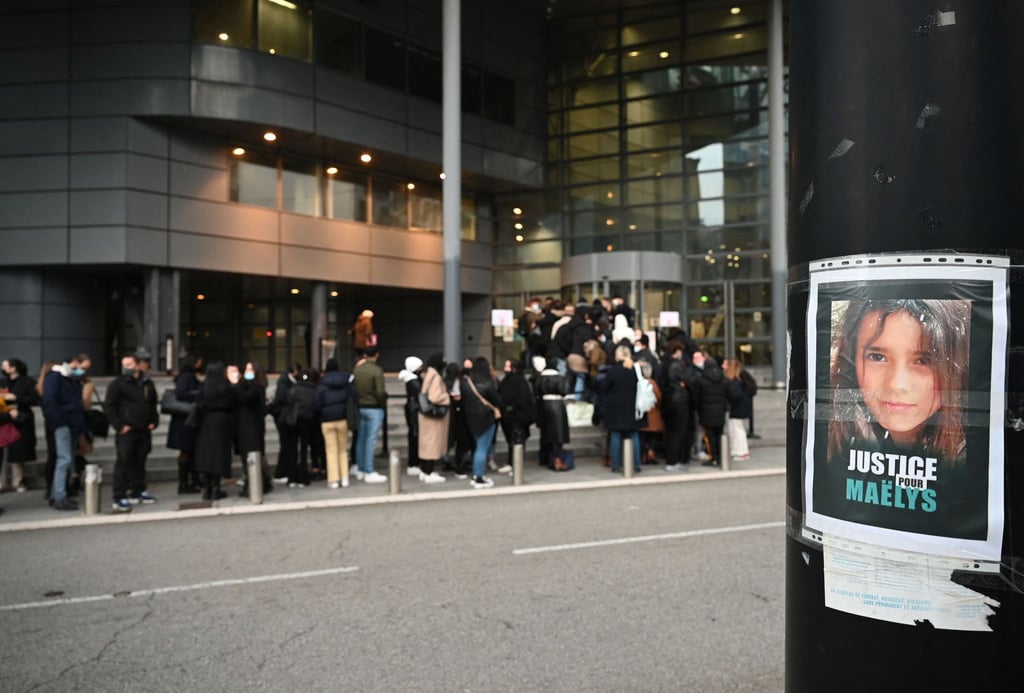 Menschen vor dem Gerichtsgebäude in Grenoble: Die Staatsanwaltschaft fordert für den Angeklagten eine lebenslange Haftstrafe.