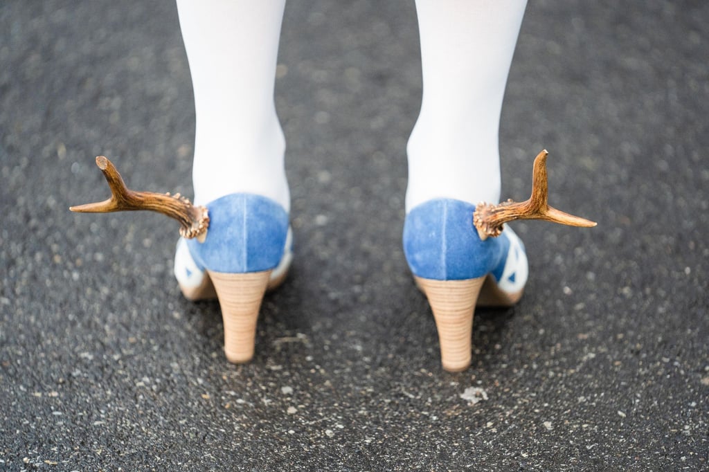 Die Präsidentin des bayerischen Landtags, Ilse Aigner (CSU), zeigt ihre Schuhe mit Rehbockstangen.