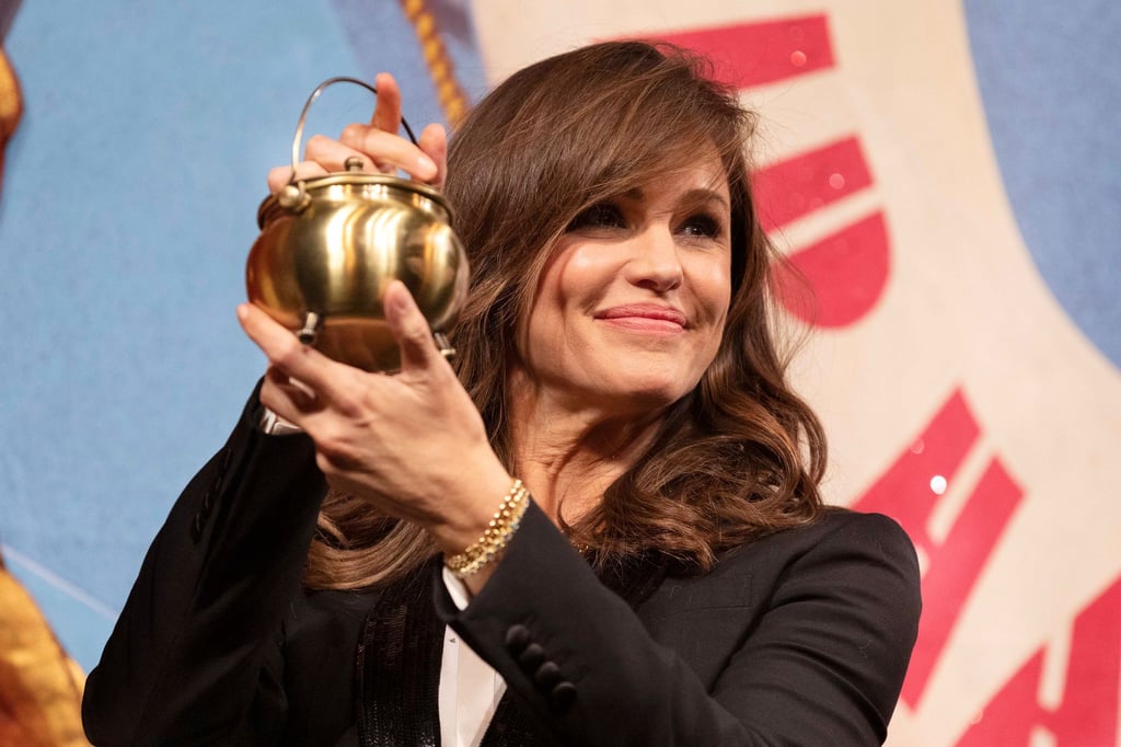 Die Schauspielerin Jennifer Garner zeigt ihren „Hasty Pudding“-Preis.