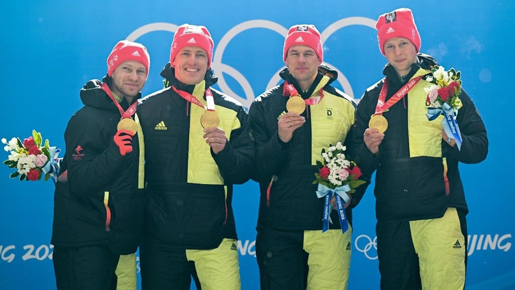 Siegerehrung im Yanqing National Sliding Centre der Erstplatzierten. Bobpilot Francesco Friedrich mit seinem Team Thorsten Margis, Candy Bauer und Alexander Schüller aus Deutschland stehen auf dem Podium.