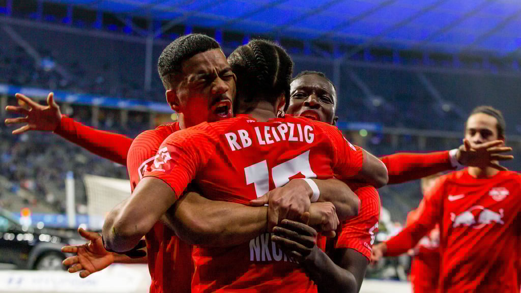 Zwei Torschützen gegen die Hertha zusammen: Benjamin Henrichs (l.) und Christopher Nkunku