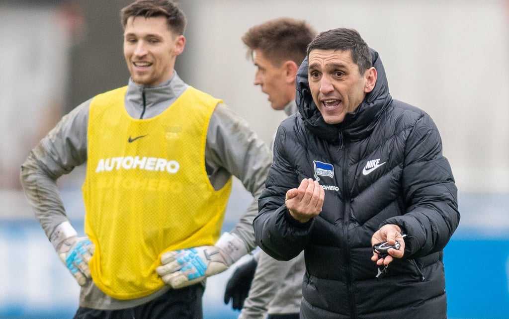 Hertha-Trainer Tayfun Korkut (r) sieht bei seiner Mannschaft keine Mentalitätsprobleme.