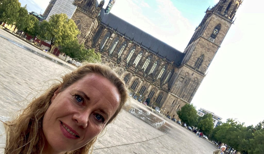 RTL-Reporterin Kathrin Degen beim Heimatbesuch an einem ihrer Lieblingsorte, dem Domplatz. „Magdeburg ist und bleibt meine Heimatstadt“, sagt sie.