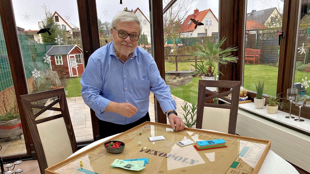 Jürgen Ehnert aus Magdeburg mit der exklusiven Nordwest-Version vom beliebten Spiel Monopoly, das er einst von seinen Söhnen bekam.
