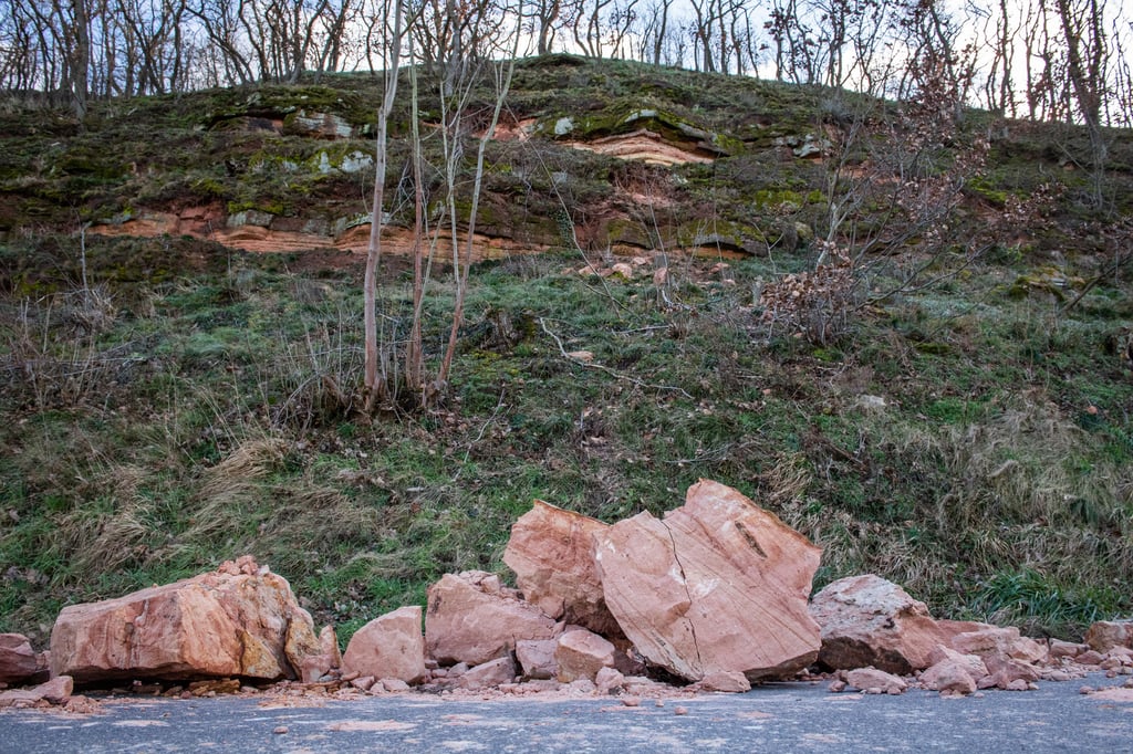 Oberhalb der Straße zwischen Naumburg und Schönburg hat es erneut einen Felssturz gegeben.