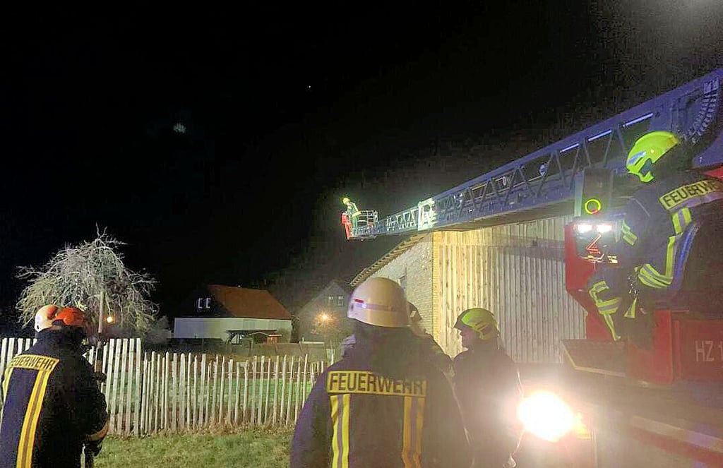 Zur Sicherung eines Scheunendachs in Wasserleben kam die Drehleiter der Feuerwehr aus Ilsenburg zum Einsatz.