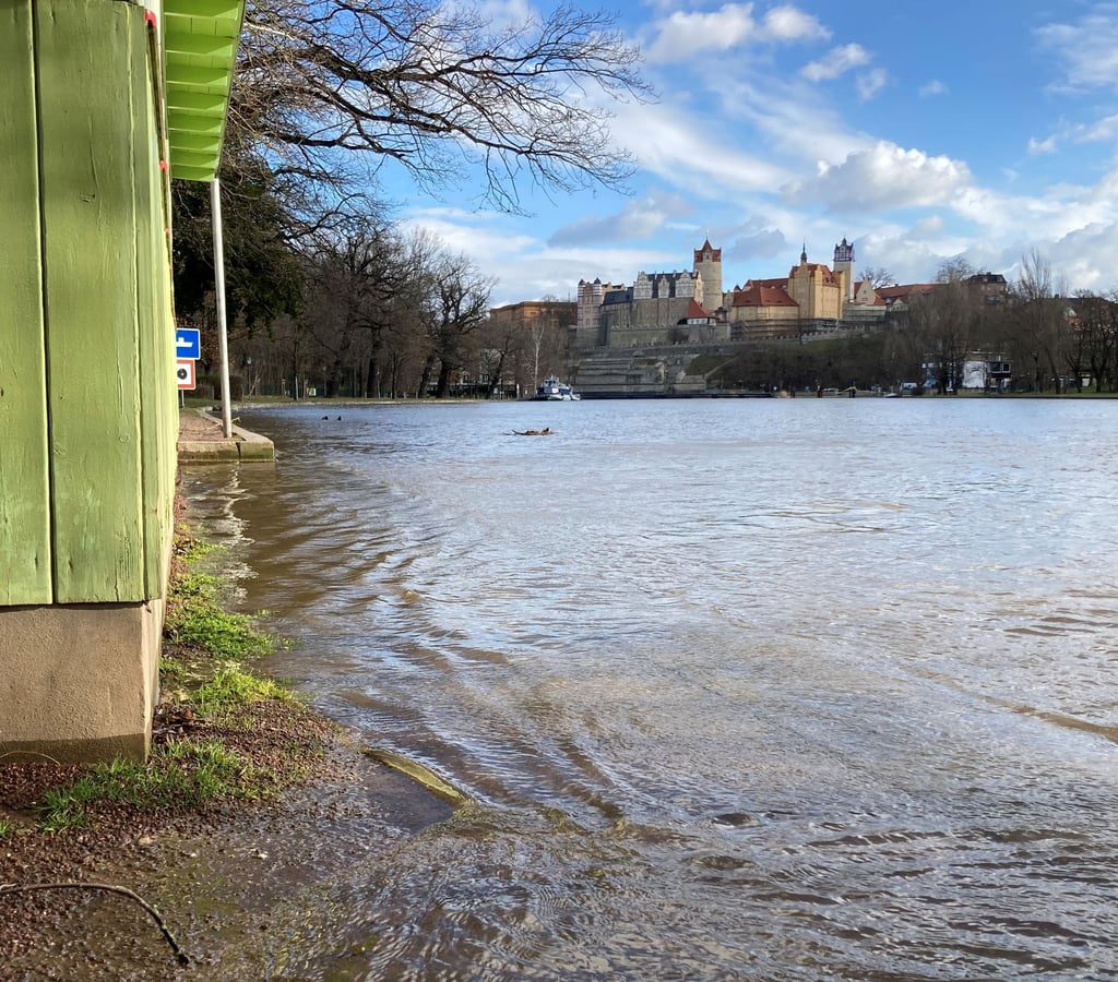 Das Wasser der Saale erreichte das Bernburger Ausflugslokal Reimann am Samstag (Foto), trockenen Fußes lässt es sich nicht mehr umrunden. Am Sonntag stieg der Wasserspiegel noch um 15 Zentimeter.