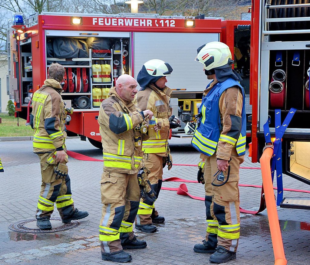 Kameraden der Feuerwehren Tischlerstraße, Bad Salzelmen und Elbenau waren am Burghof im Einsatz.
