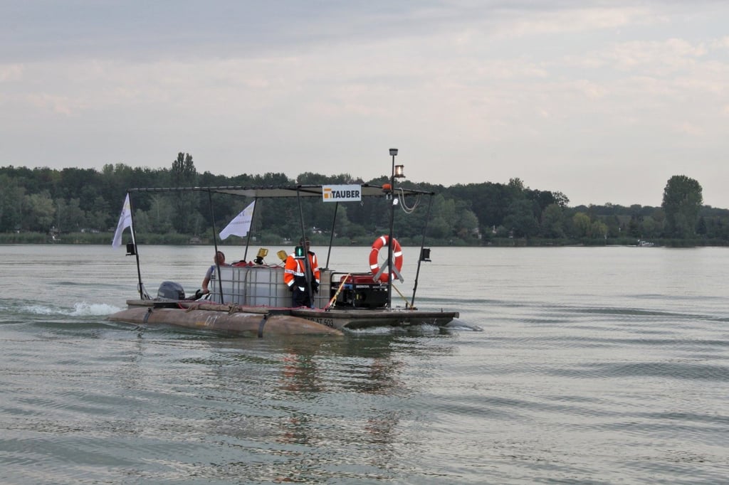 Eine Lösung wurde in den Barleber See eingebracht, um Phosphate zu binden.