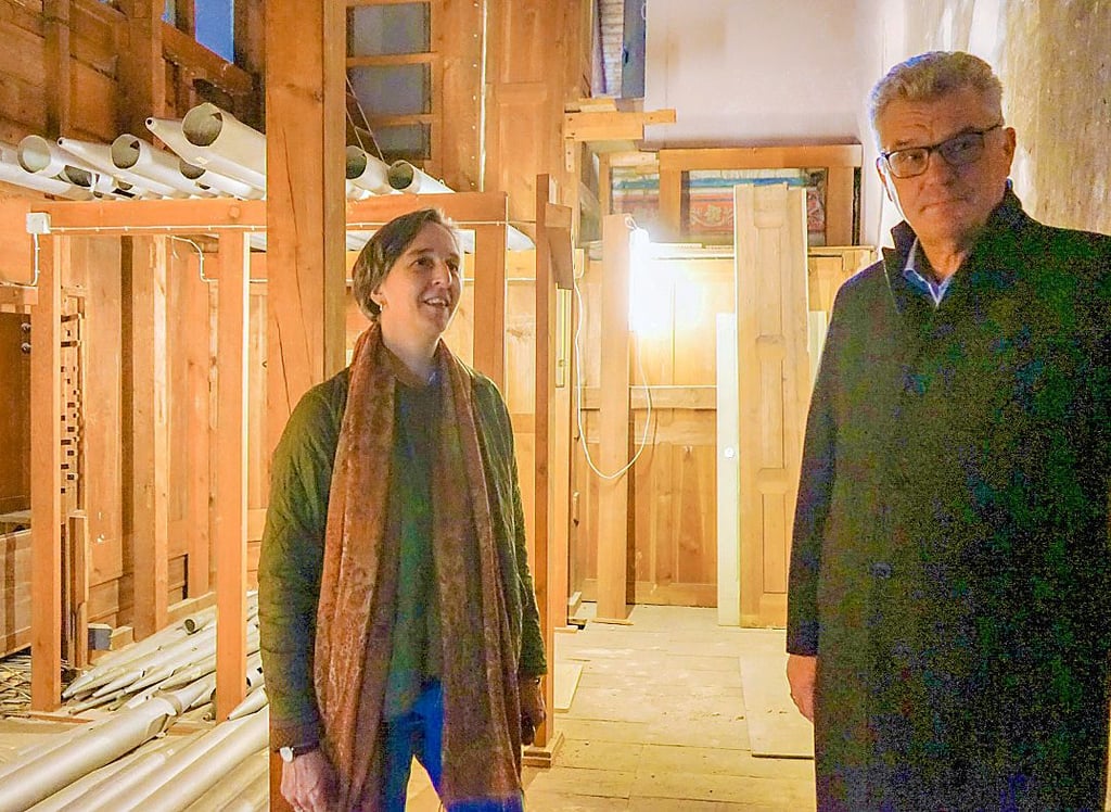 Nina von Zitzewitz mit dem Stadtwerke-Chef Detlef Koch hinter der Orgel der St. Marien Kirche in Haldensleben.