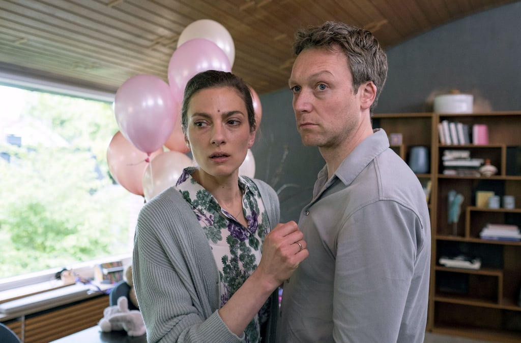 Kommissar Freddy Breyers (Robin Sondermann) überbringt der Witwe Celine (Laura de Boer) eine schlechte Nachricht.